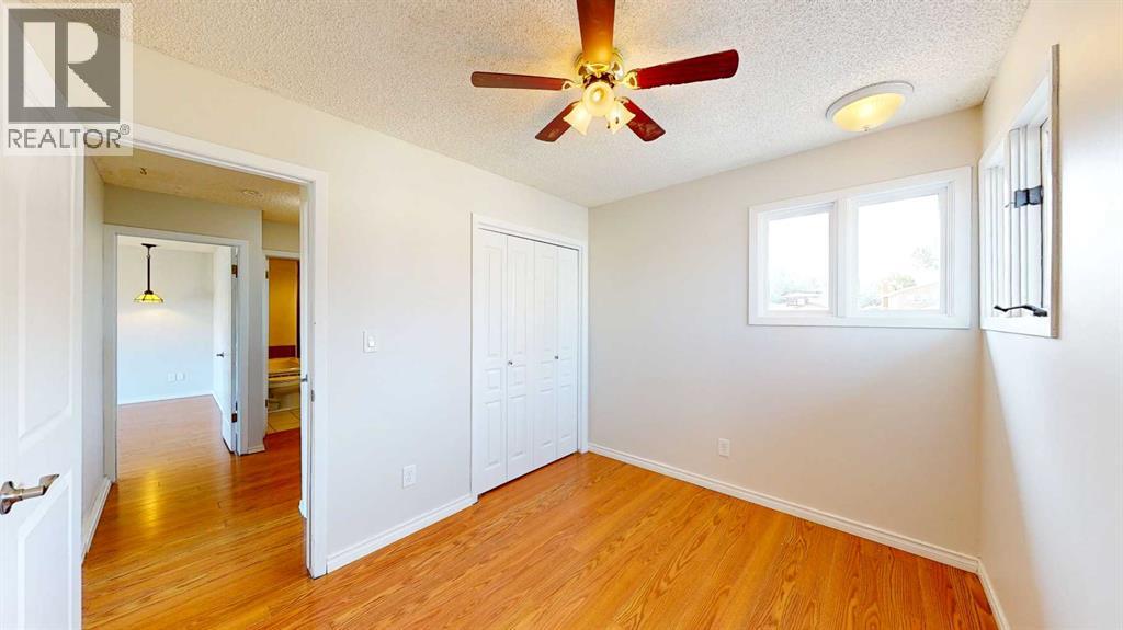 Single Family House 4 Level for Sale in  Begonia Court SE Connaught Medicine Hat 