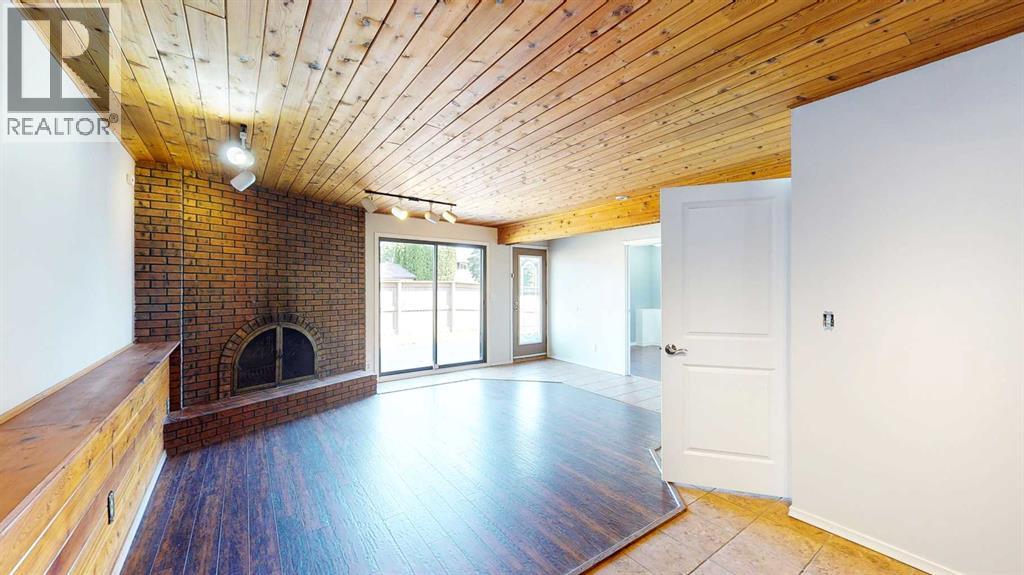 Single Family House 4 Level for Sale in  Begonia Court SE Connaught Medicine Hat 