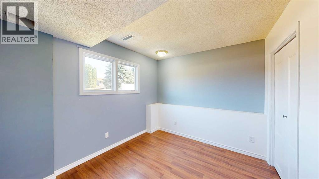 Single Family House 4 Level for Sale in  Begonia Court SE Connaught Medicine Hat 