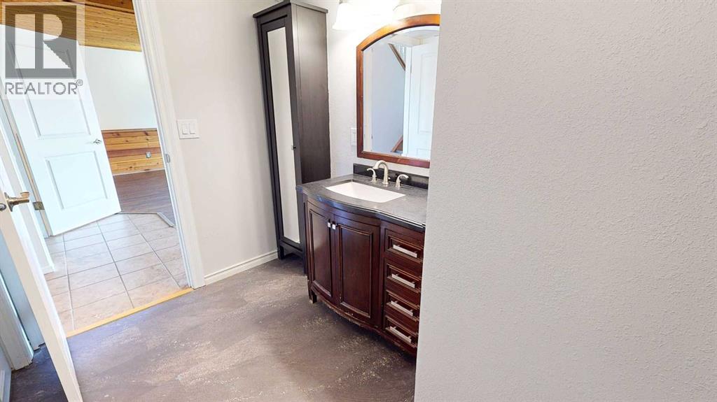 Single Family House 4 Level for Sale in  Begonia Court SE Connaught Medicine Hat 