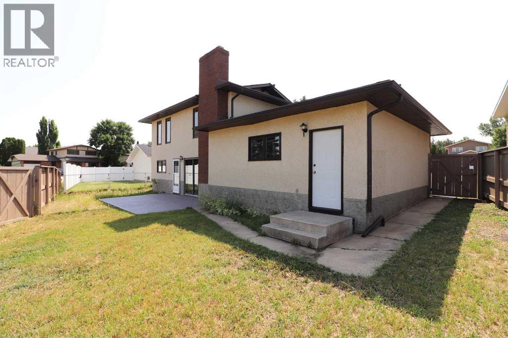 Single Family House 4 Level for Sale in  Begonia Court SE Connaught Medicine Hat 