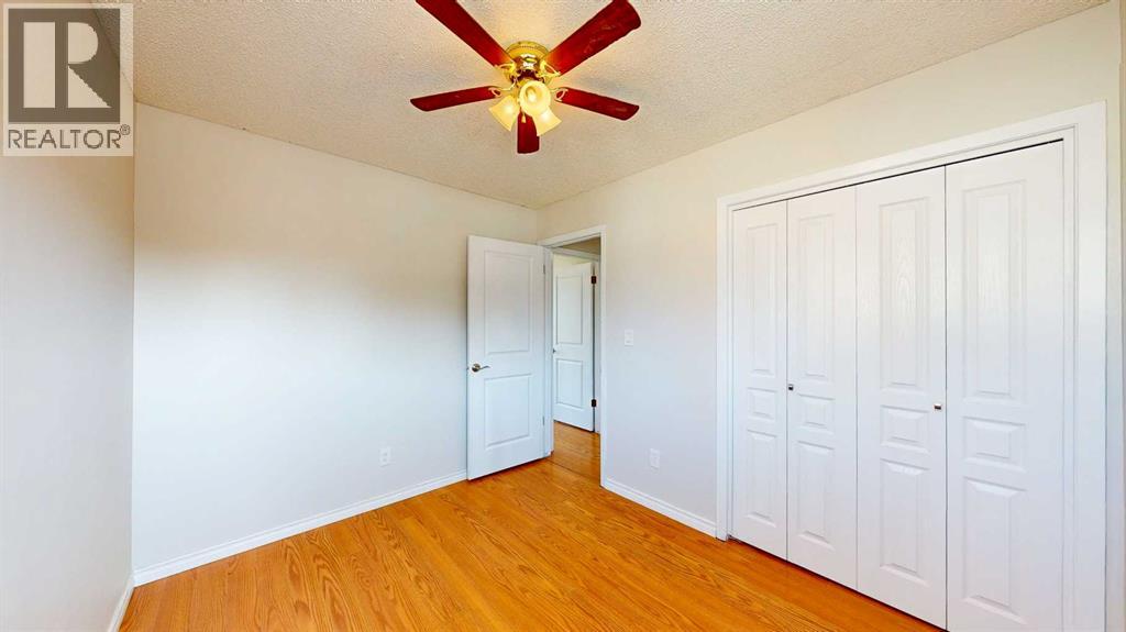 Single Family House 4 Level for Sale in  Begonia Court SE Connaught Medicine Hat 