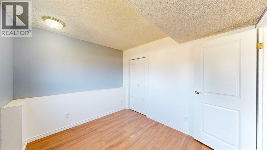 Single Family House 4 Level for Sale in  Begonia Court SE Connaught Medicine Hat 