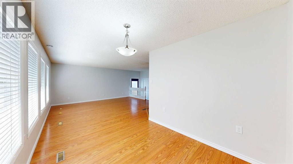 Single Family House 4 Level for Sale in  Begonia Court SE Connaught Medicine Hat 