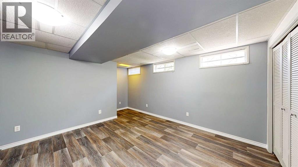Single Family House 4 Level for Sale in  Begonia Court SE Connaught Medicine Hat 