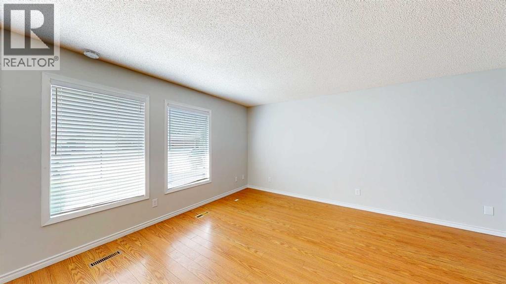 Single Family House 4 Level for Sale in  Begonia Court SE Connaught Medicine Hat 