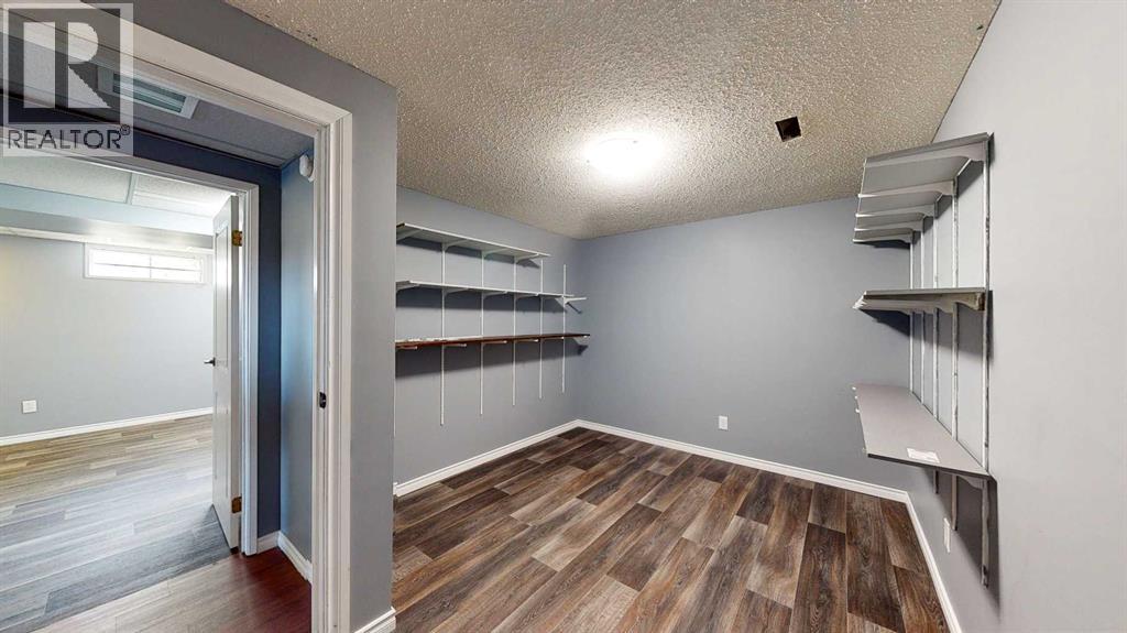 Single Family House 4 Level for Sale in  Begonia Court SE Connaught Medicine Hat 
