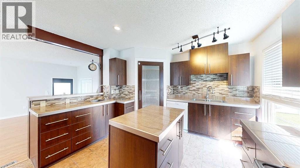 Single Family House 4 Level for Sale in  Begonia Court SE Connaught Medicine Hat 