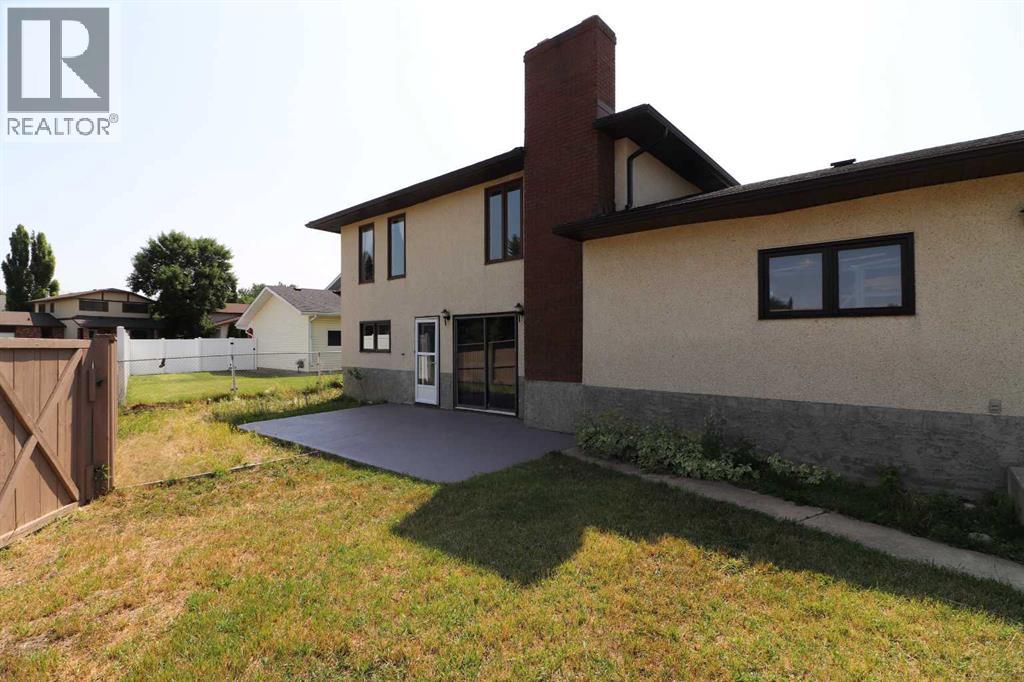 Single Family House 4 Level for Sale in  Begonia Court SE Connaught Medicine Hat 