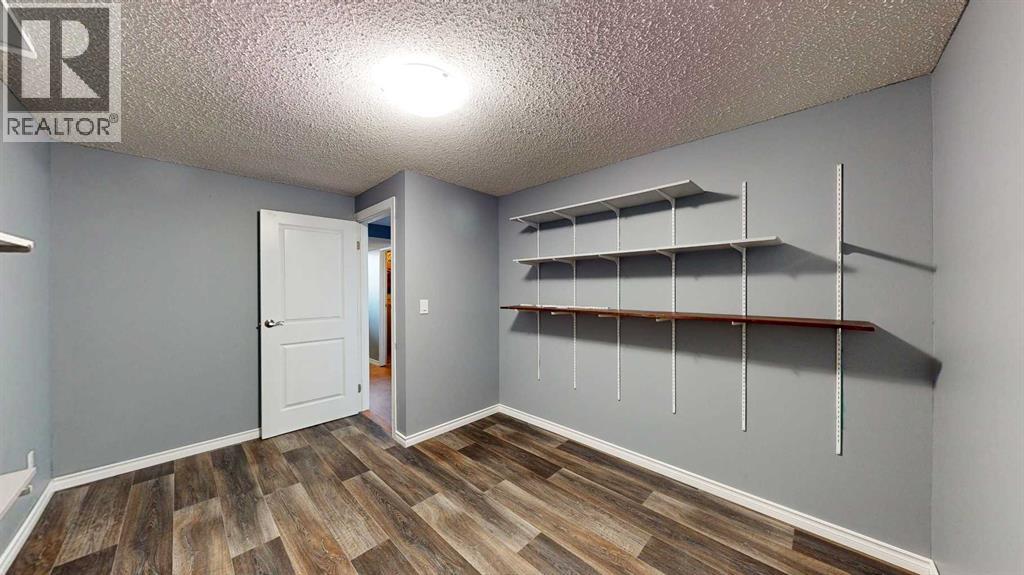 Single Family House 4 Level for Sale in  Begonia Court SE Connaught Medicine Hat 