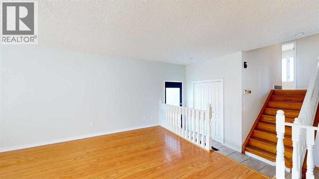 Single Family House 4 Level for Sale in  Begonia Court SE Connaught Medicine Hat 
