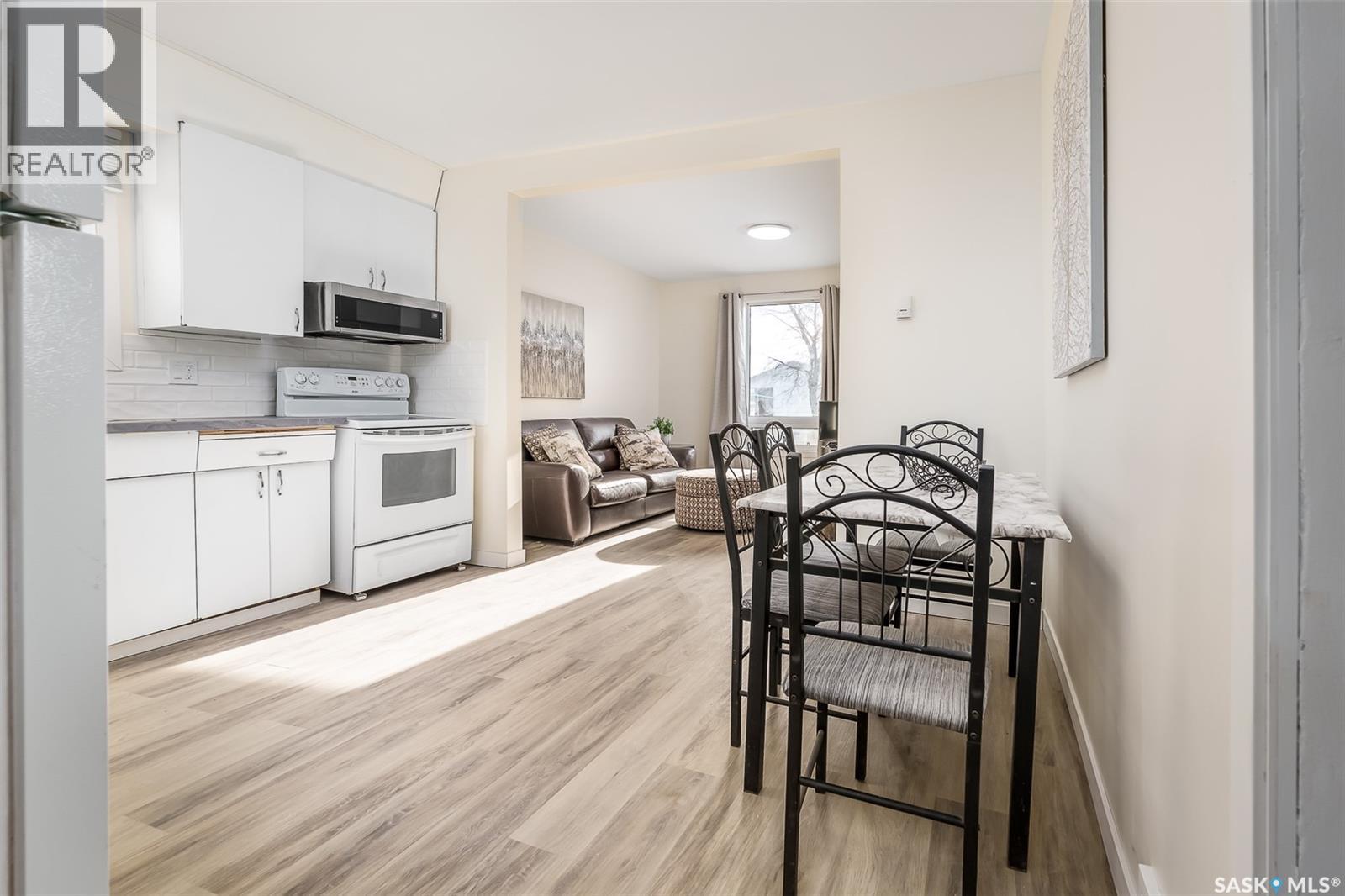 Photo 2 of 964 Athabasca Street W, Moose Jaw SK