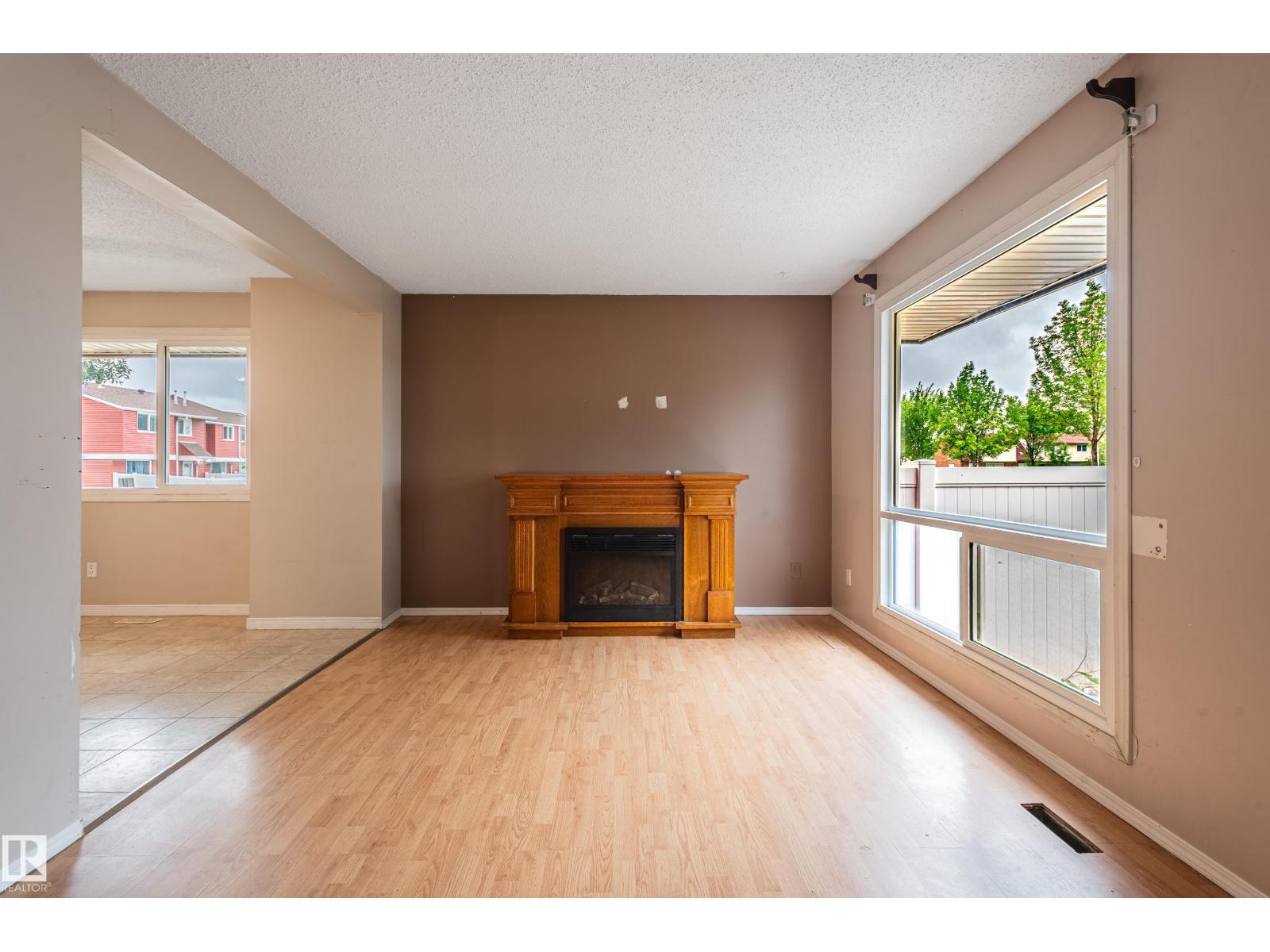 Photo 10 of 13341 47 St Nw, Edmonton AB