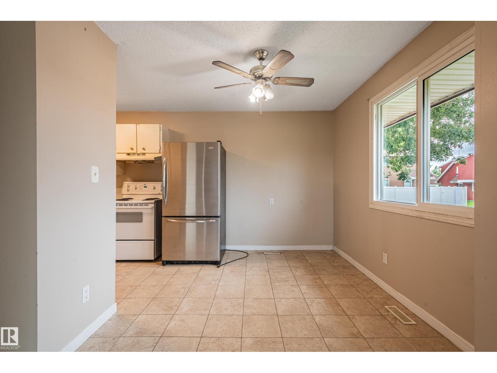 Photo 12 of 13341 47 St Nw, Edmonton AB