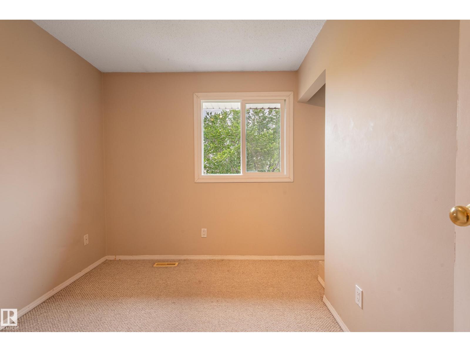 Photo 16 of 13341 47 St Nw, Edmonton AB