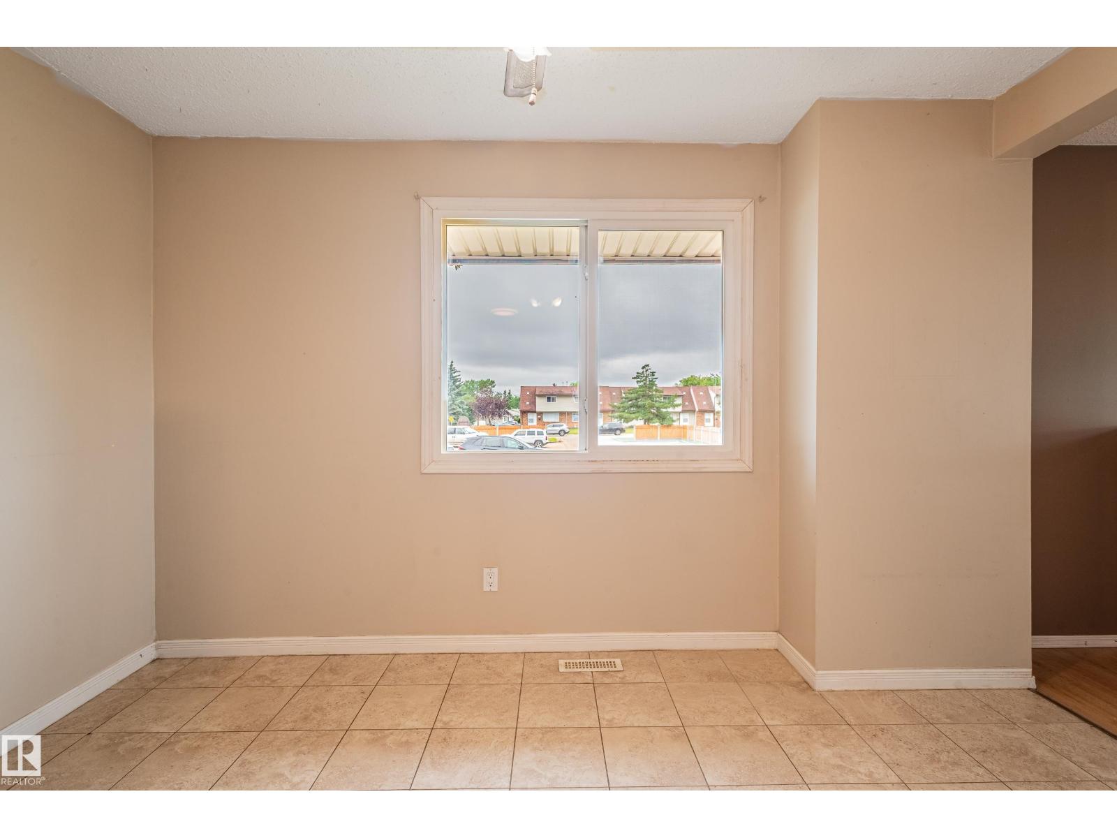 Photo 7 of 13341 47 St Nw, Edmonton AB
