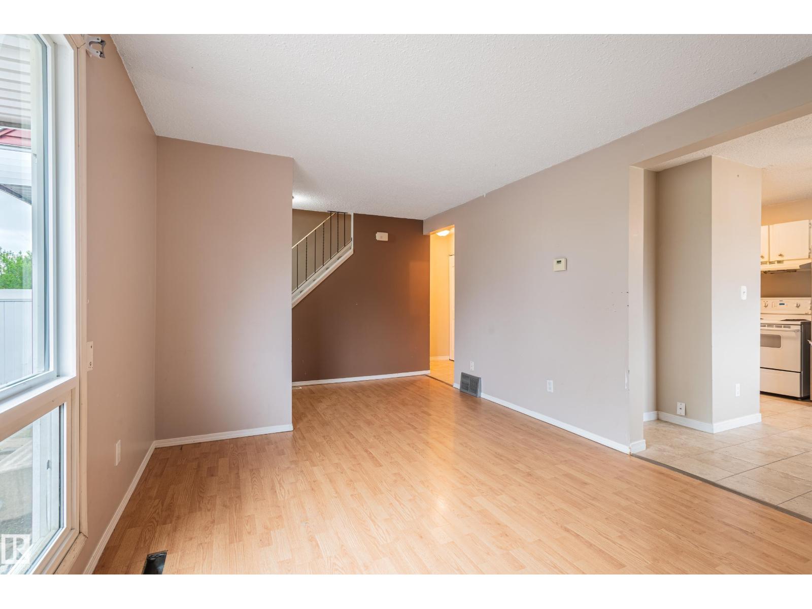 Photo 9 of 13341 47 St Nw, Edmonton AB