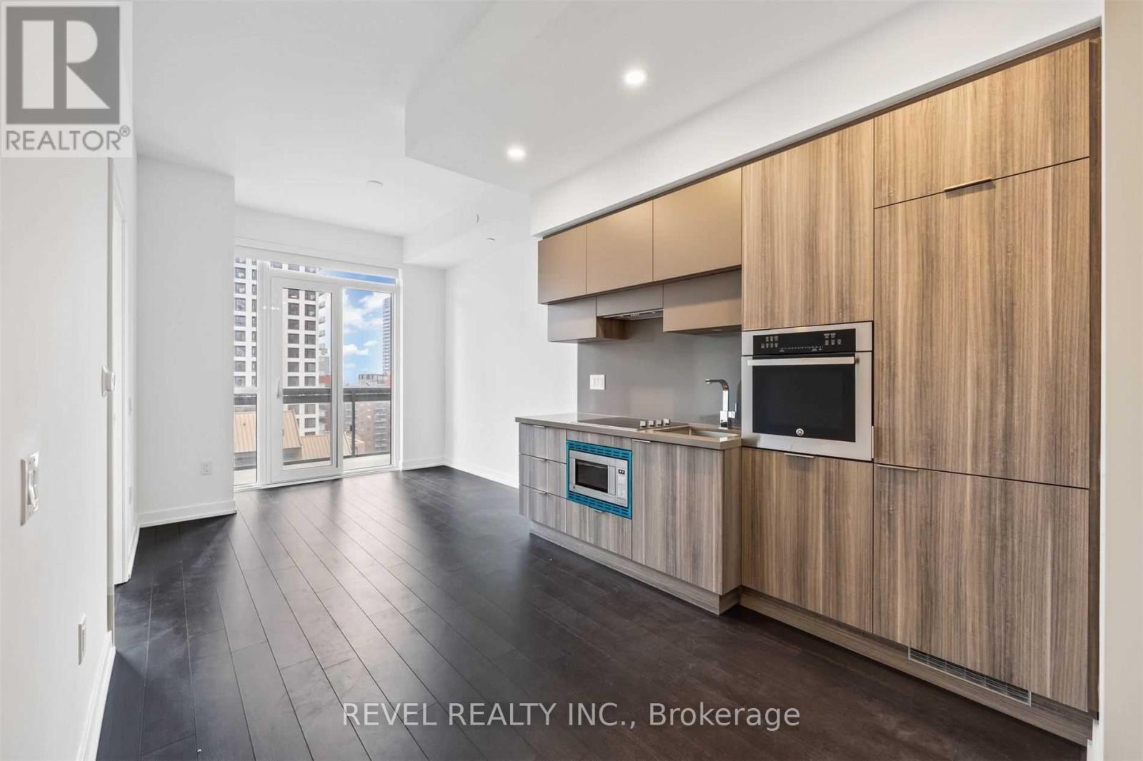 Photo 7 of 1210 39 Roehampton Avenue, Toronto ON