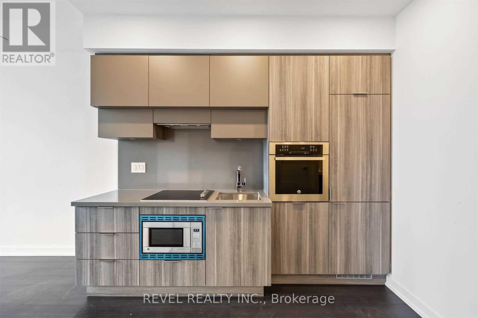 Photo 6 of 1210 39 Roehampton Avenue, Toronto ON