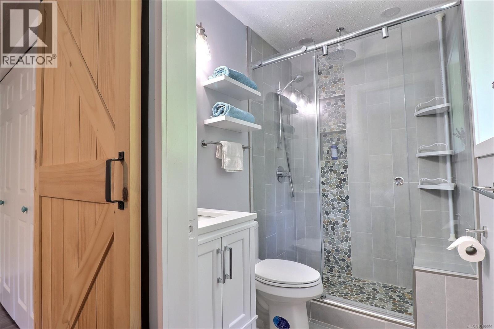 Photo 10 of 1490 Griffin Dr, Courtenay BC
