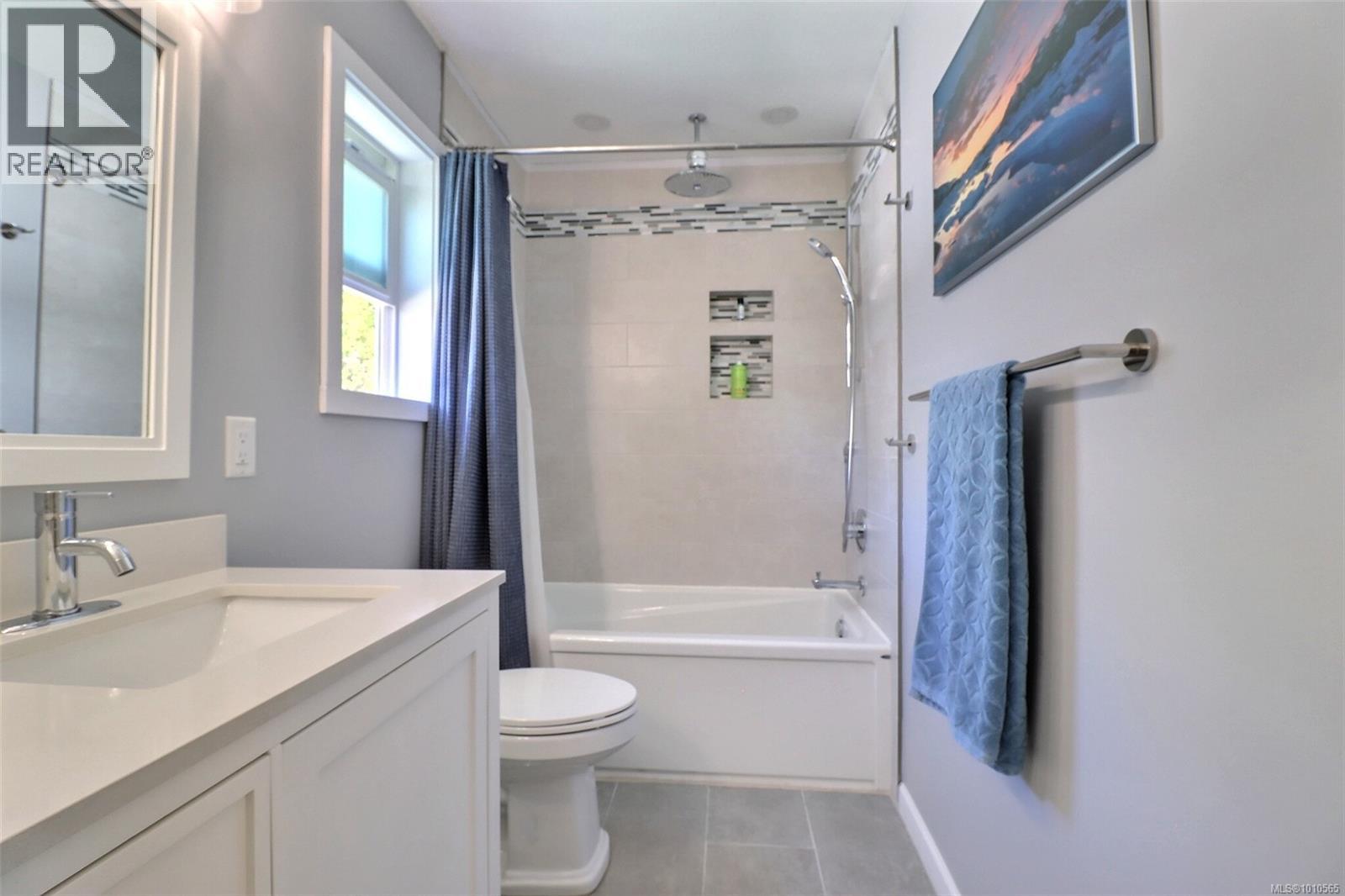 Photo 13 of 1490 Griffin Dr, Courtenay BC
