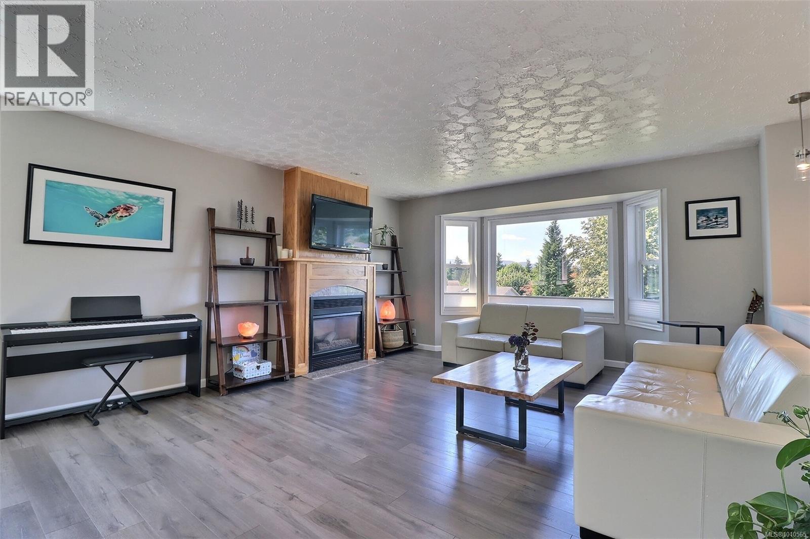 Photo 4 of 1490 Griffin Dr, Courtenay BC