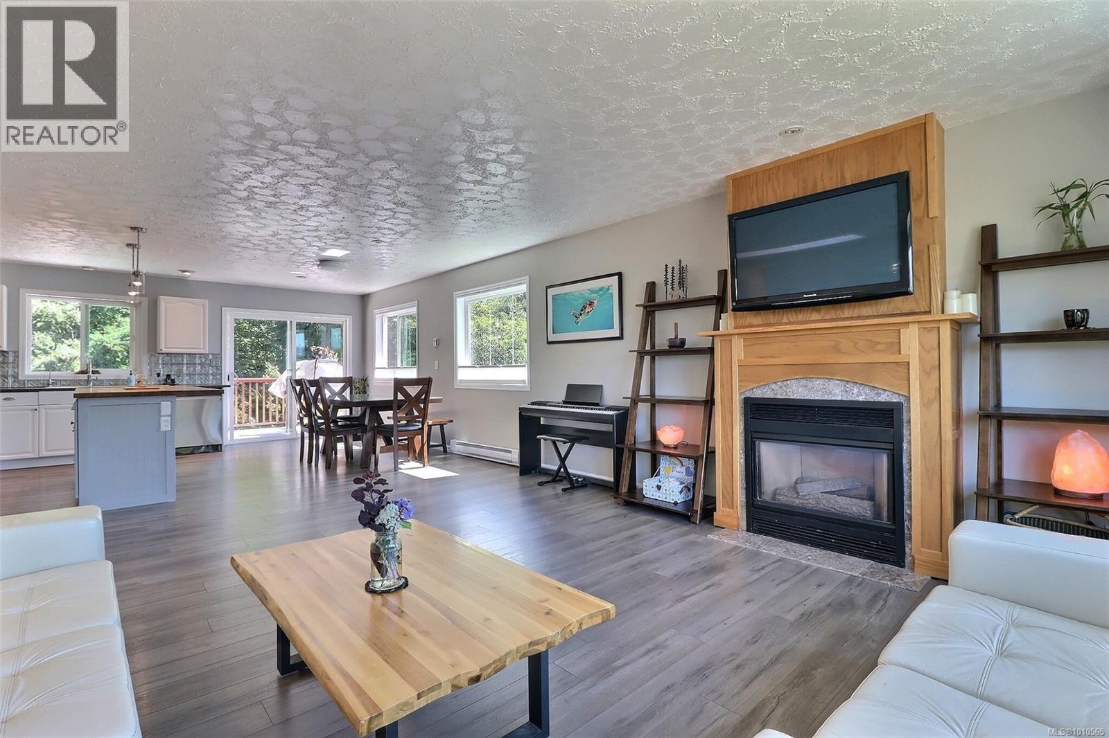 Photo 5 of 1490 Griffin Dr, Courtenay BC