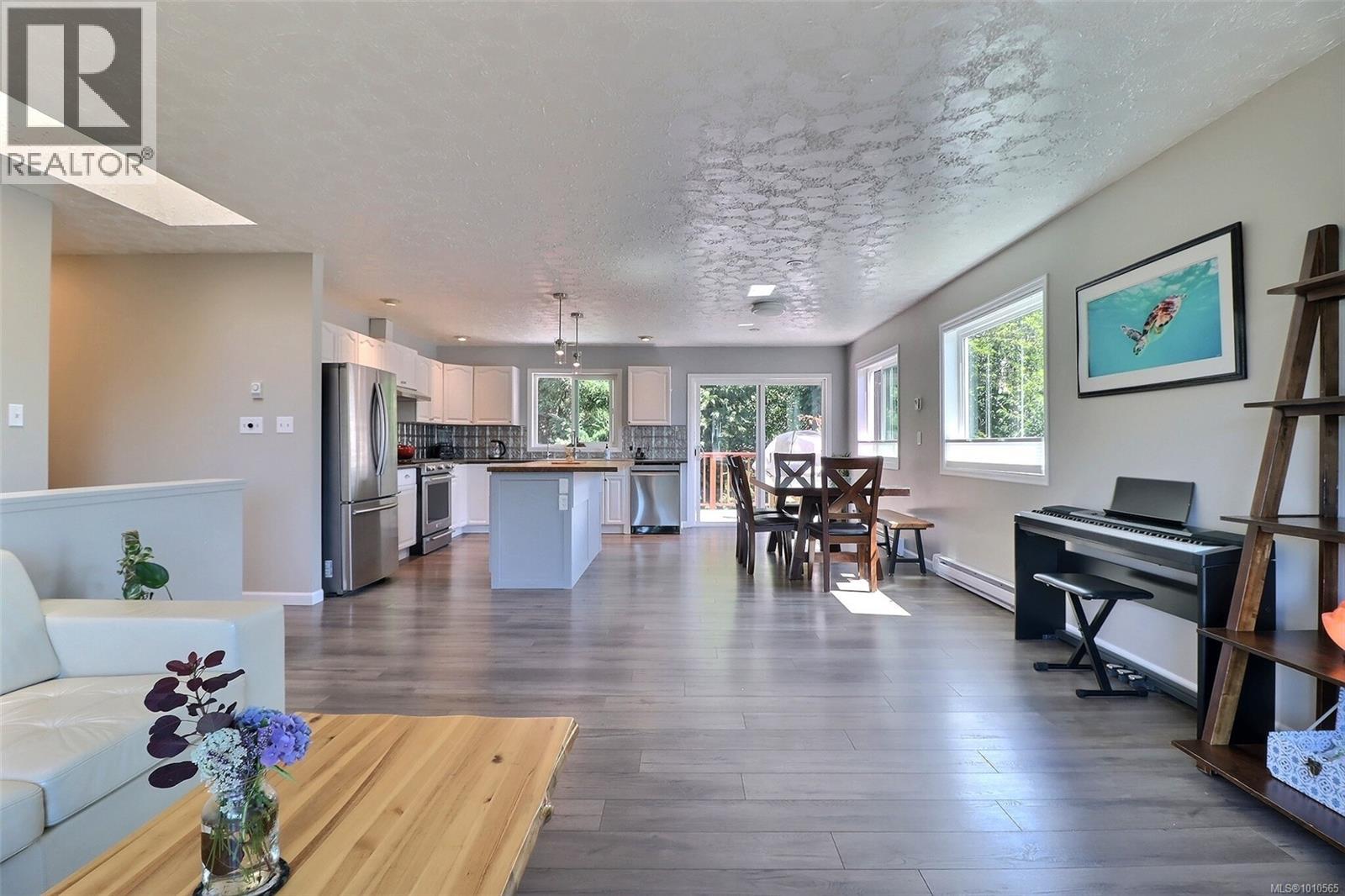 Photo 6 of 1490 Griffin Dr, Courtenay BC