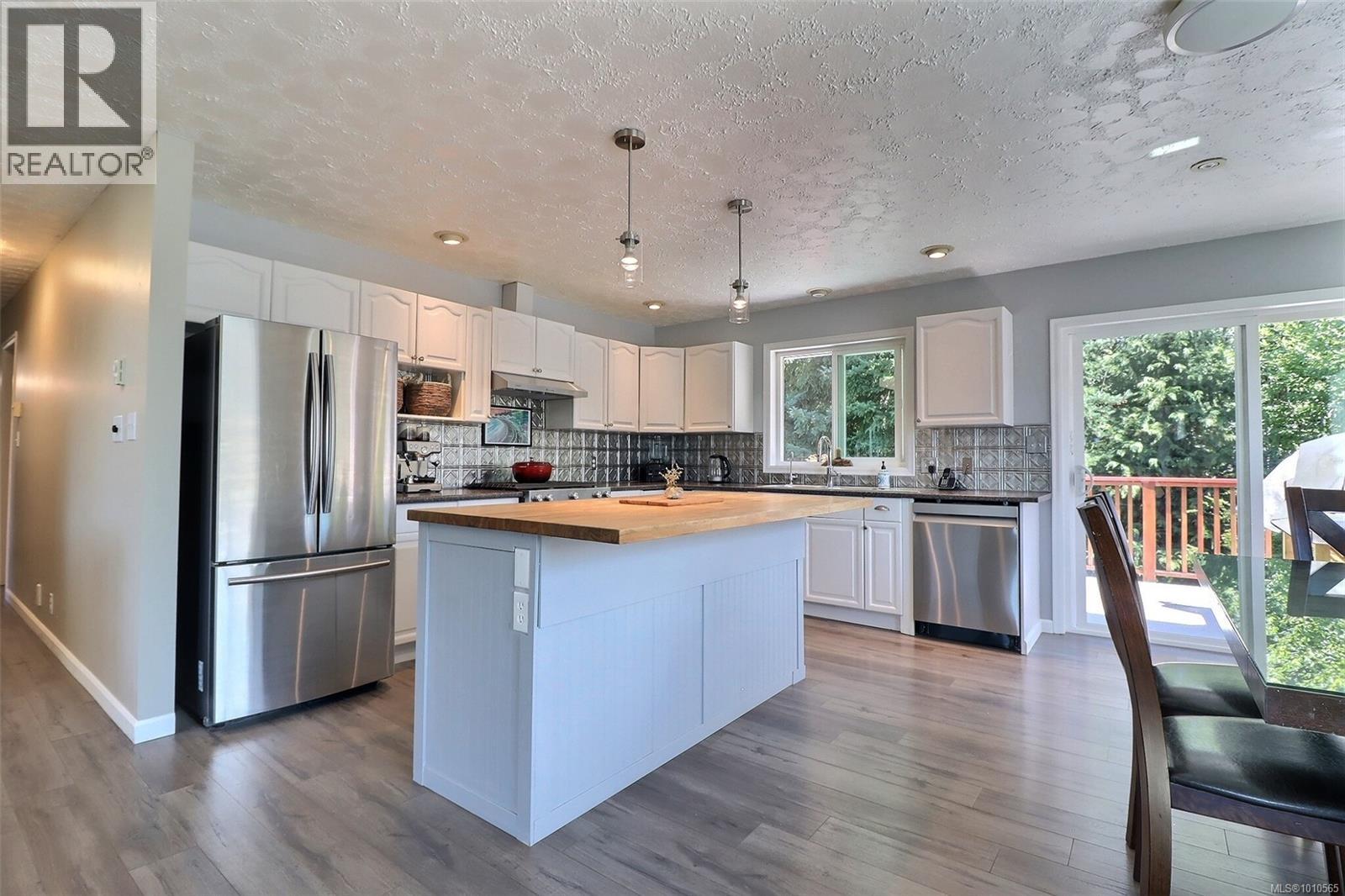 Photo 7 of 1490 Griffin Dr, Courtenay BC