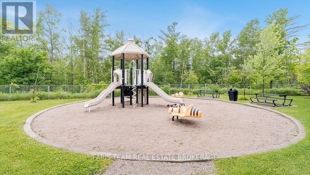 Photo 6 of 210 40 Ferndale Drive S, Barrie ON
