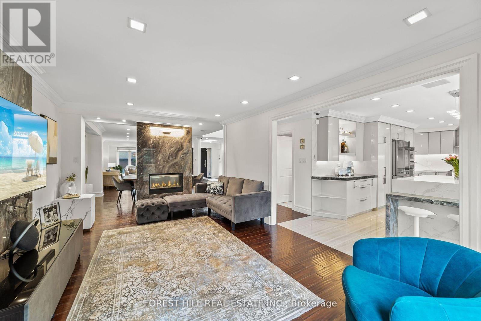 Photo 5 of 107 Old Surrey Lane, Richmond Hill ON