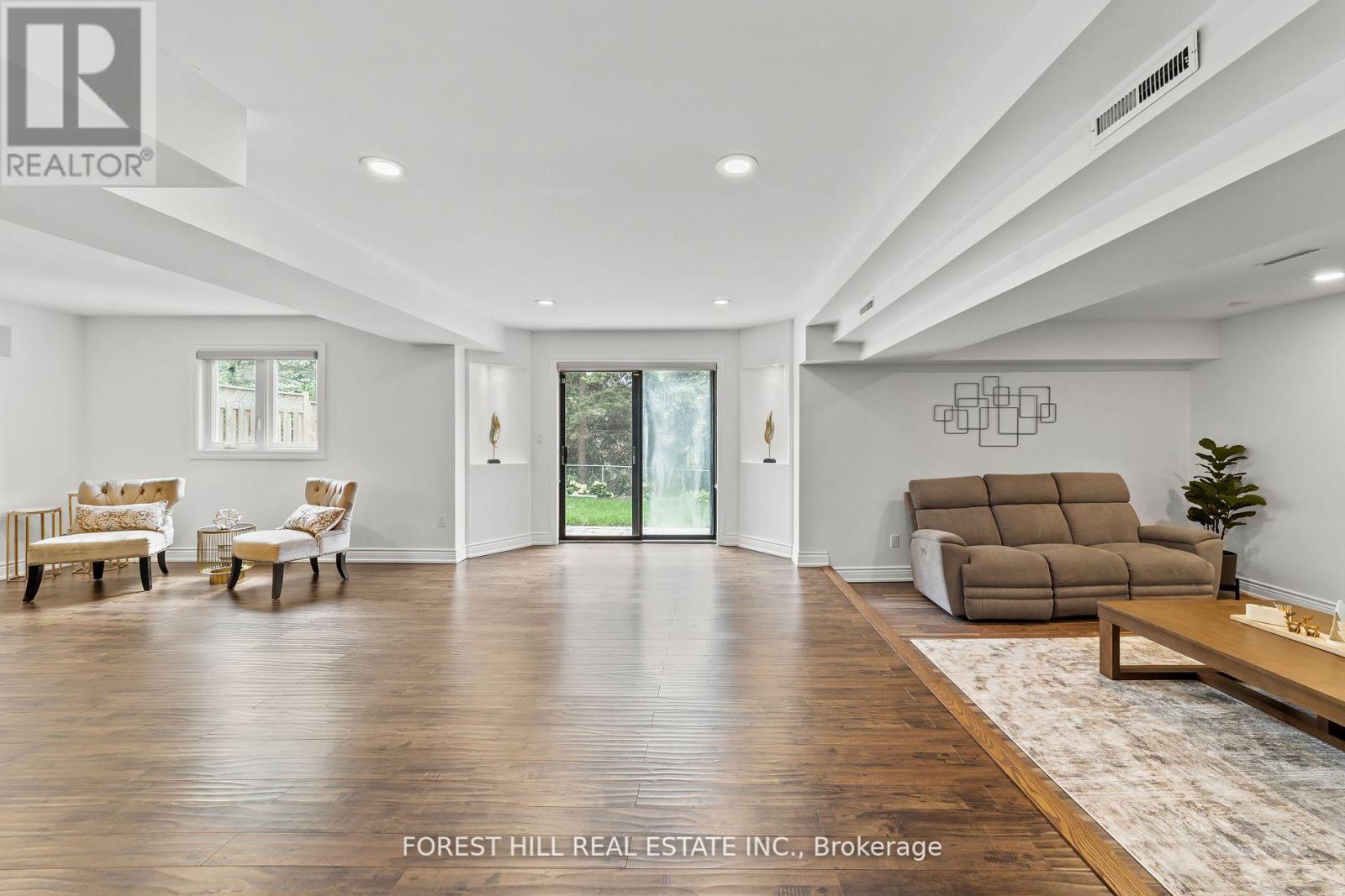 Photo 7 of 107 Old Surrey Lane, Richmond Hill ON