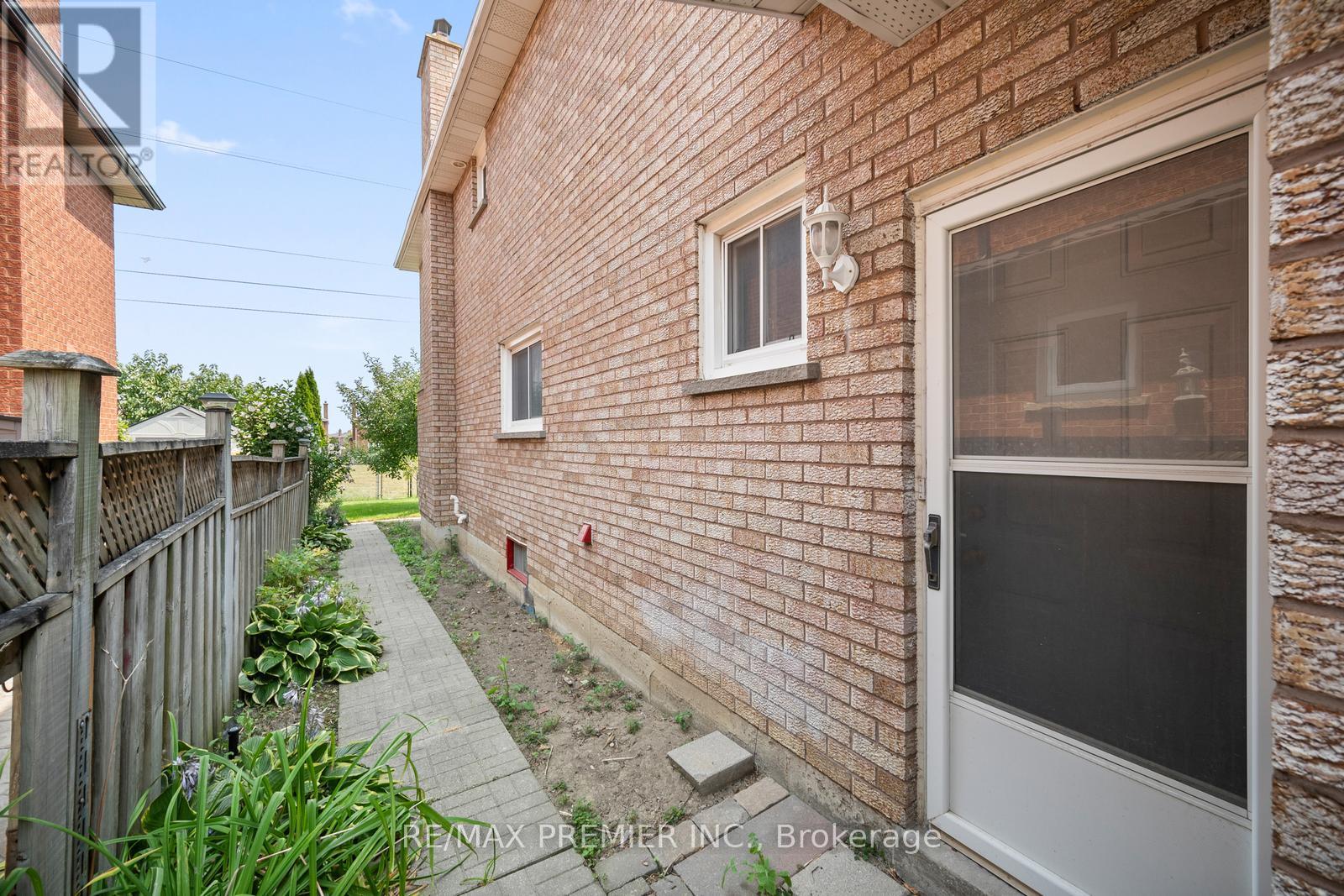 Photo 40 of 258 Mapes Avenue, Vaughan ON