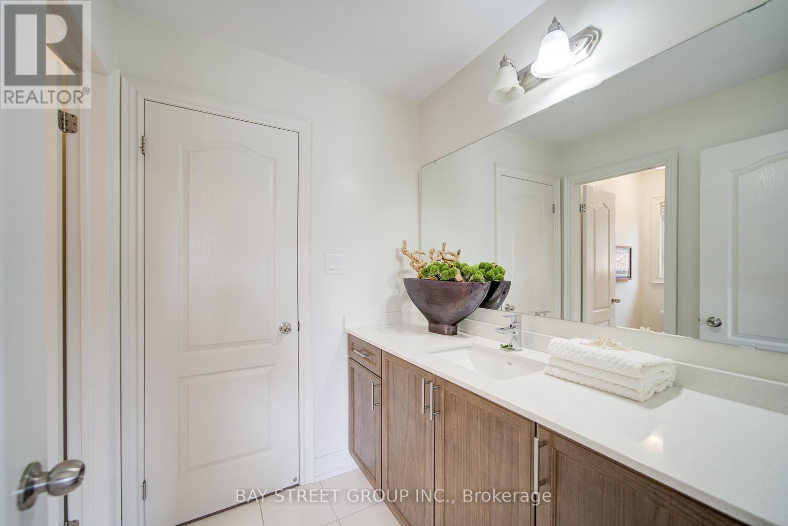Photo 46 of 7 Yarrow Lane, East Gwillimbury ON