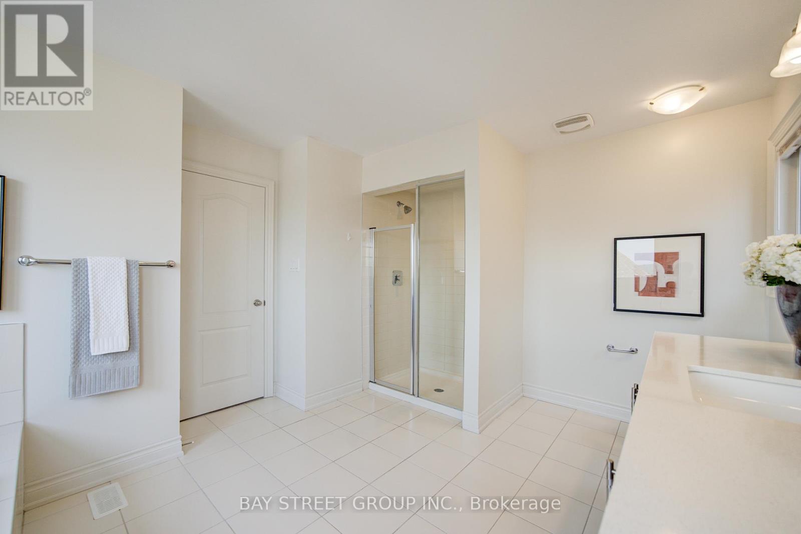 Photo 14 of 7 Yarrow Lane, East Gwillimbury ON