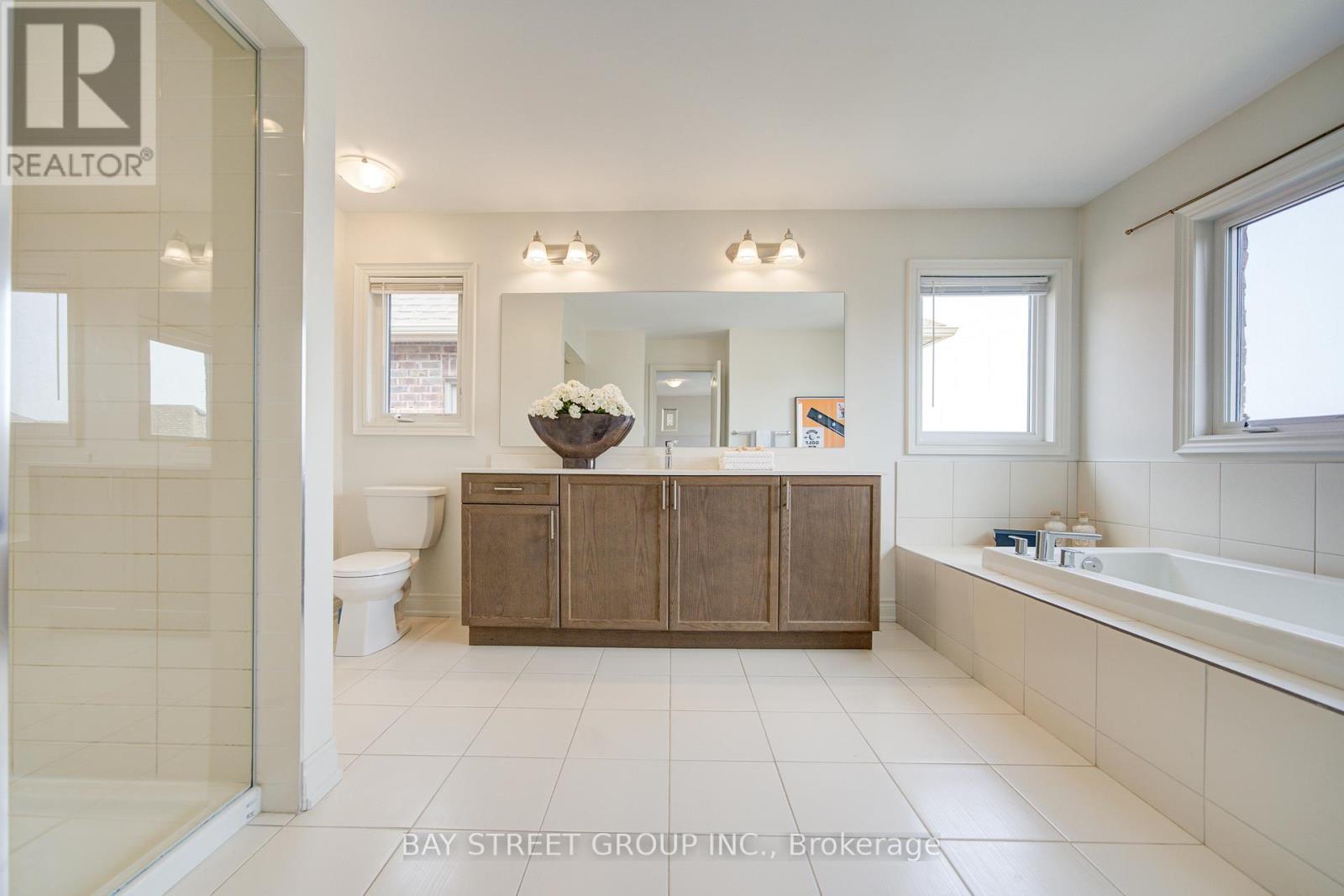 Photo 11 of 7 Yarrow Lane, East Gwillimbury ON