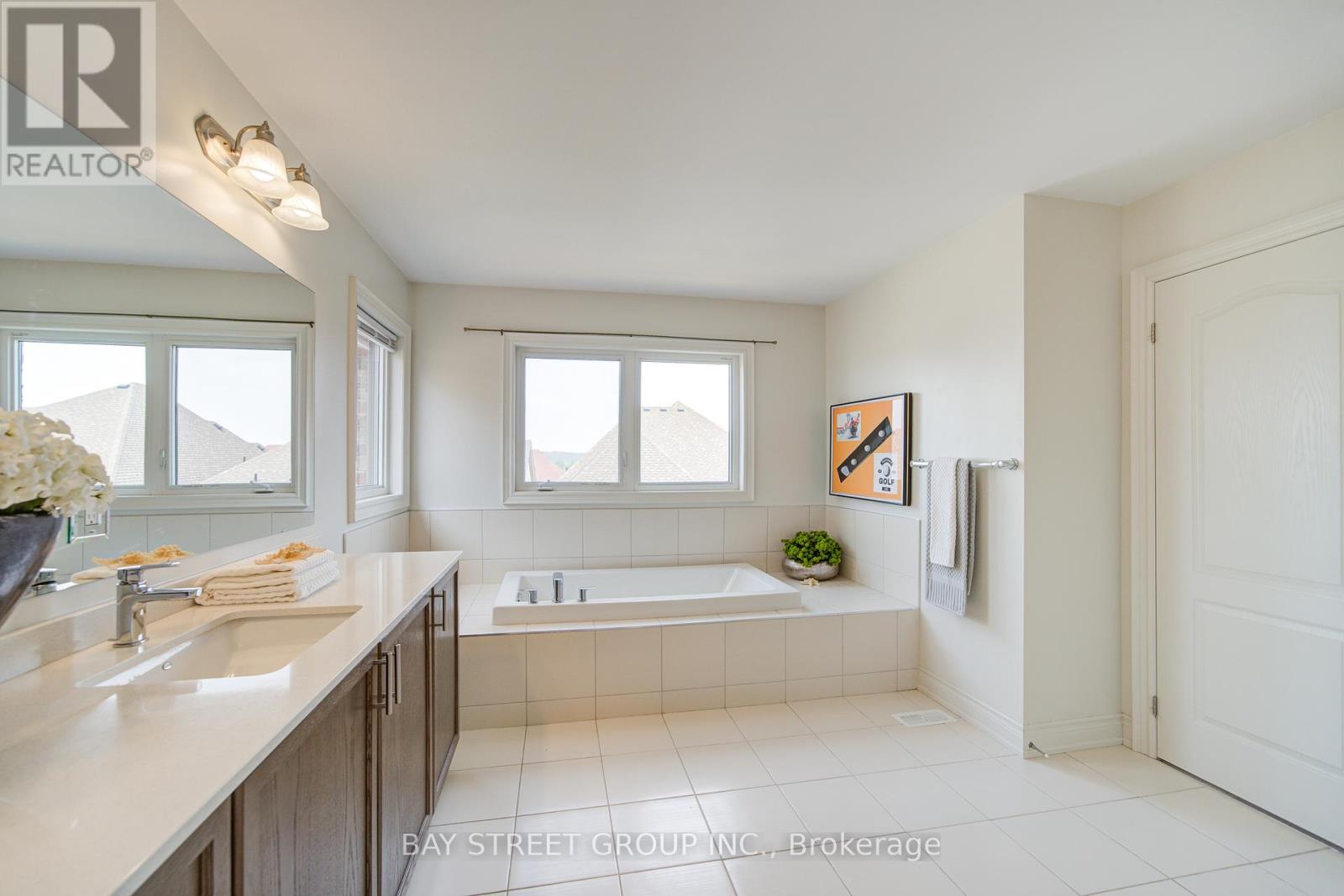 Photo 17 of 7 Yarrow Lane, East Gwillimbury ON