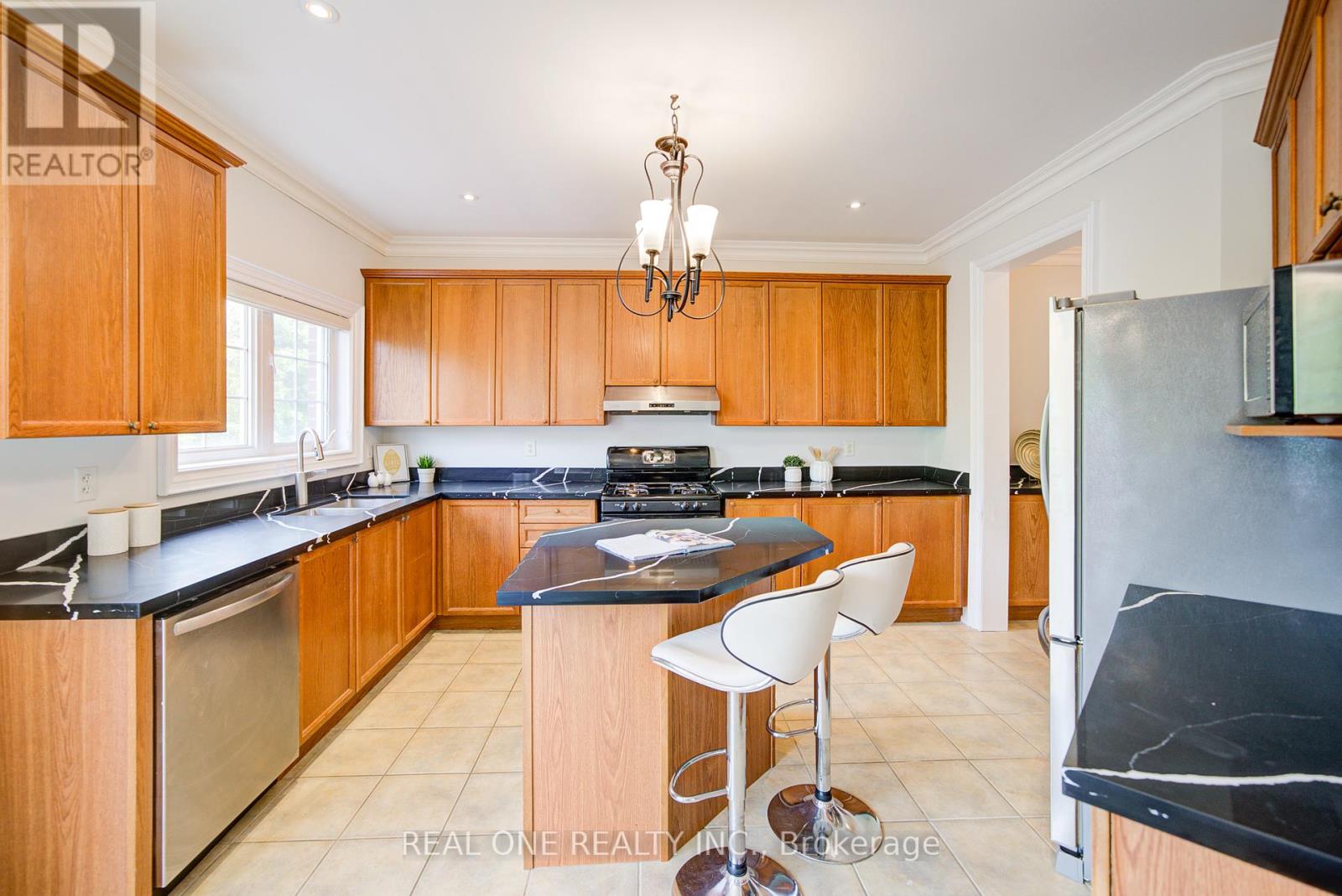 Photo 37 of 21 Moraine Ridge Drive, Richmond Hill ON