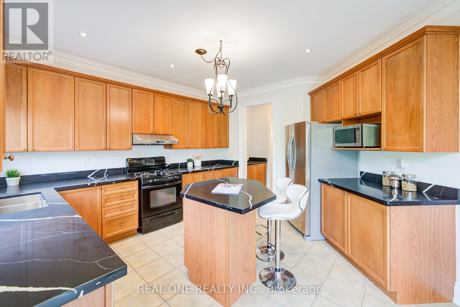 Photo 7 of 21 Moraine Ridge Drive, Richmond Hill ON