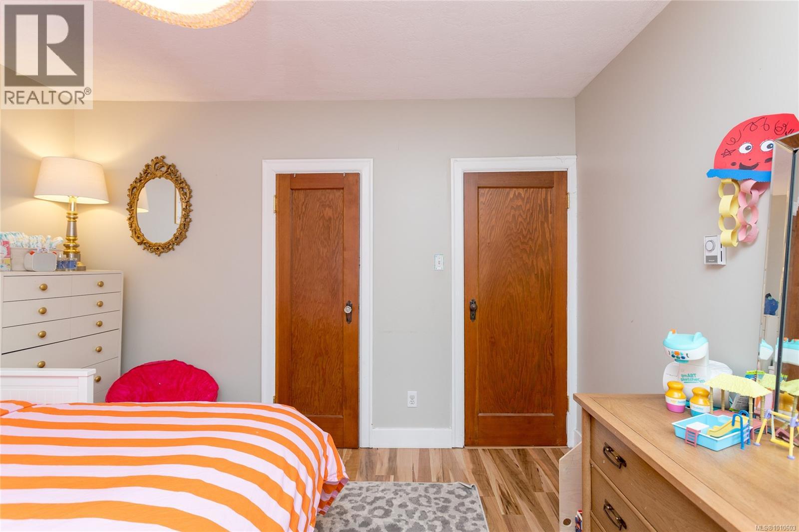 Photo 4 of 2833 Austin Ave, Saanich BC