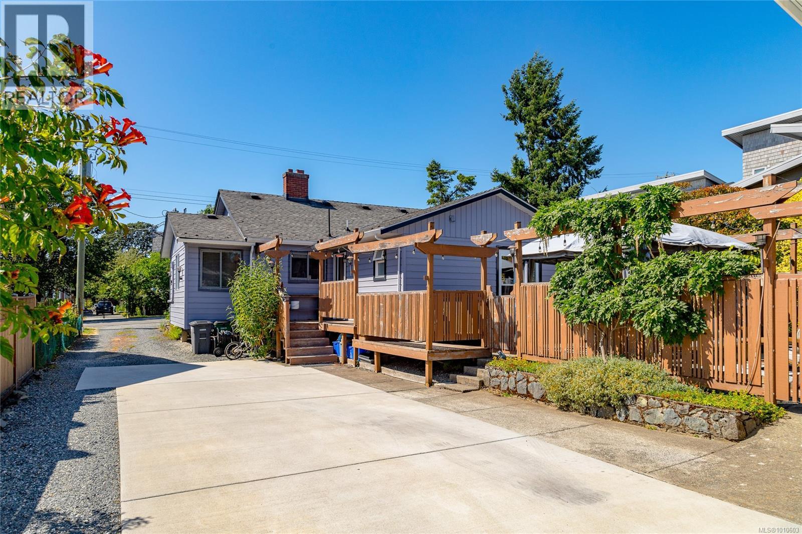 Photo 10 of 2833 Austin Ave, Saanich BC