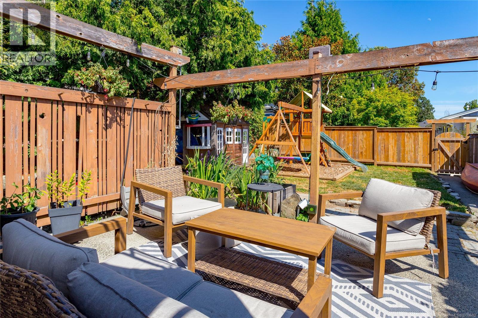 Photo 8 of 2833 Austin Ave, Saanich BC