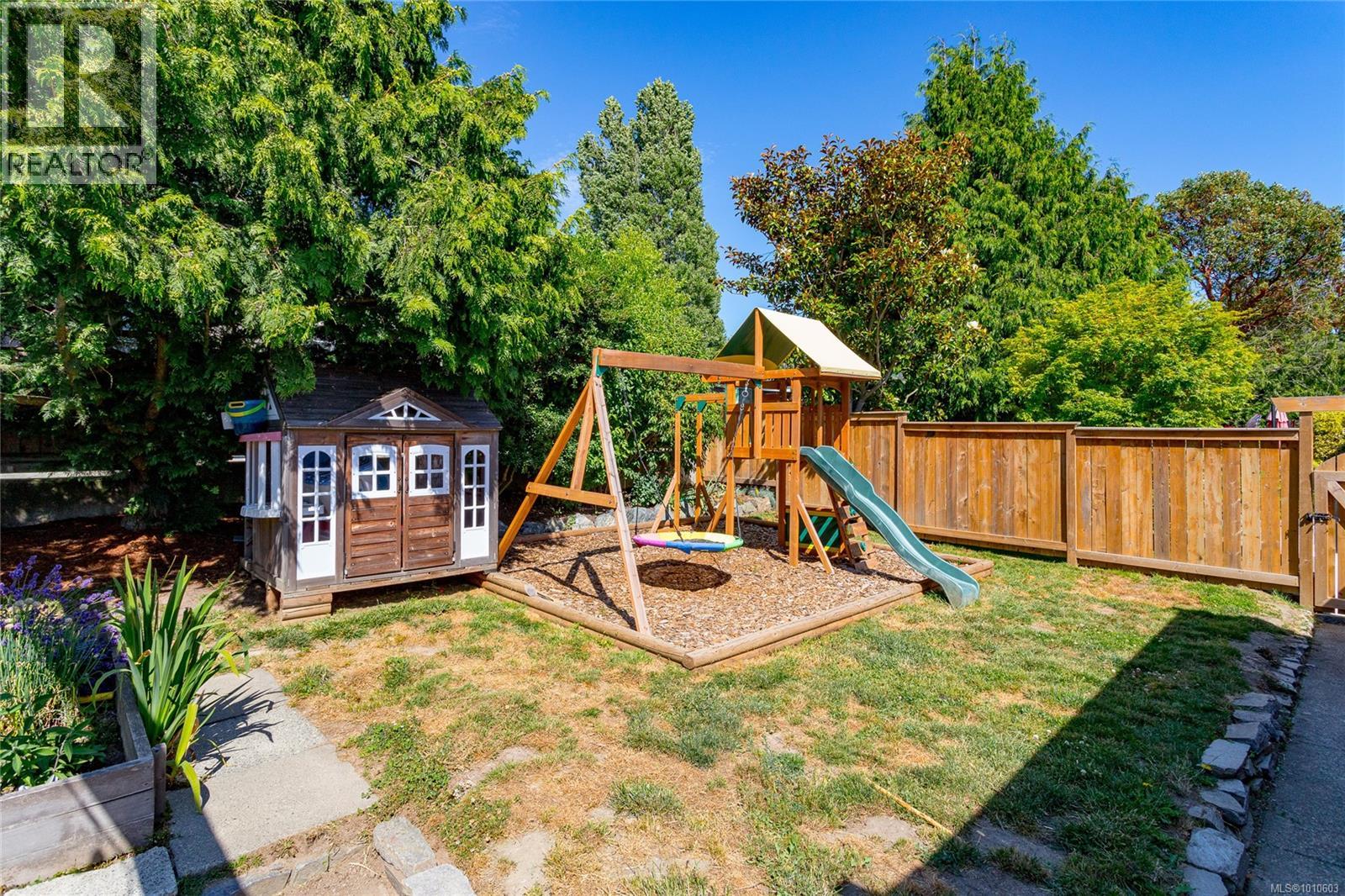 Photo 18 of 2833 Austin Ave, Saanich BC