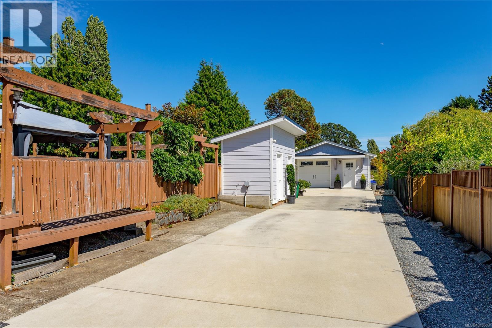 Photo 14 of 2833 Austin Ave, Saanich BC