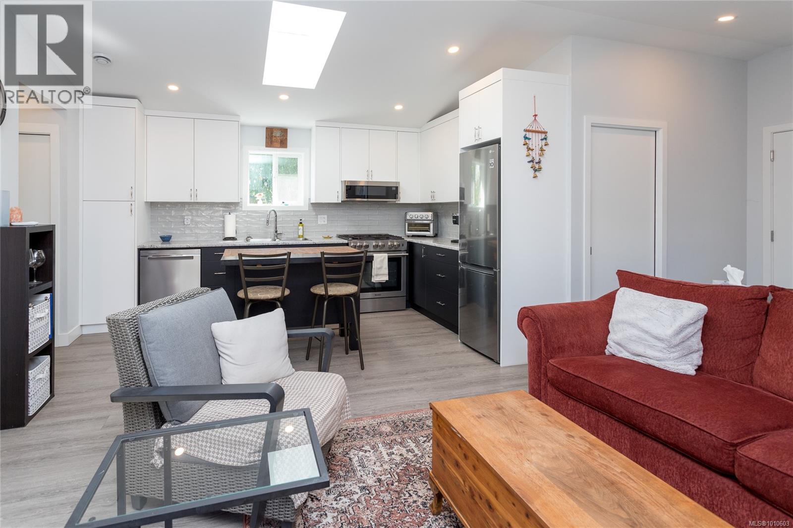 Photo 7 of 2833 Austin Ave, Saanich BC