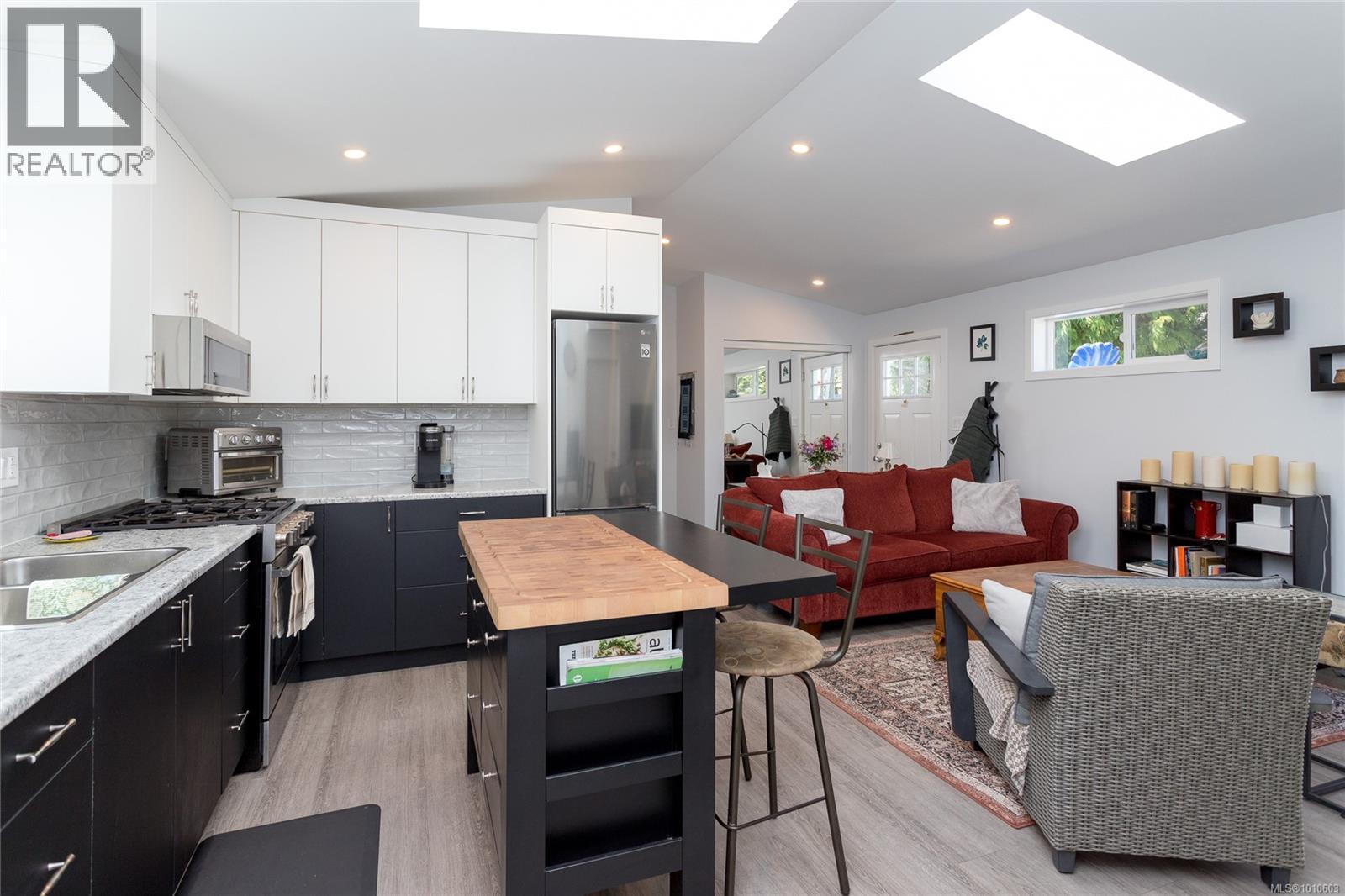 Photo 11 of 2833 Austin Ave, Saanich BC