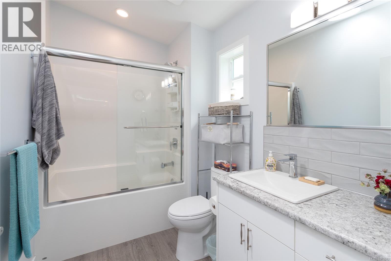 Photo 16 of 2833 Austin Ave, Saanich BC
