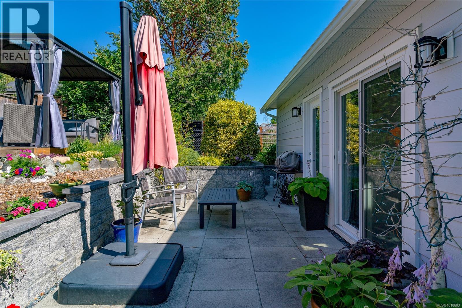 Photo 13 of 2833 Austin Ave, Saanich BC