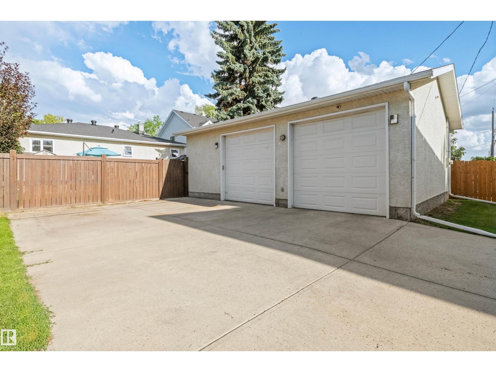 Photo 6 of 10616 136 St Nw, Edmonton AB
