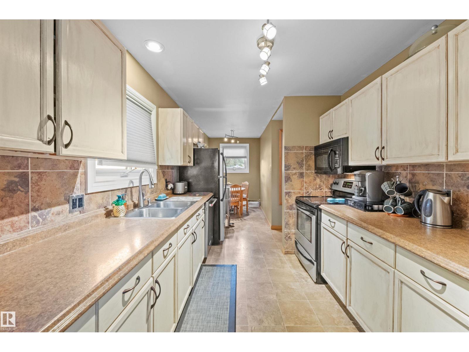 Photo 14 of 10616 136 St Nw, Edmonton AB